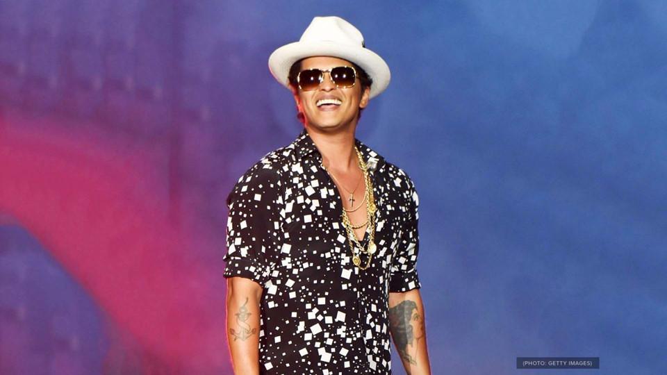 Bruno Mars là ca nhạc sĩ kiêm nhà sản xuất thu âm người Mỹ. Trước hiện tượng Uptown Funk!, tên tuổi của ngôi sao xứ cờ hoa gắn liền với các ca khúc như Just the way you are, Grenade, The lazy song...Theo thống kê của Forbes, anh kiếm được 100 triệu USD trong năm nay.