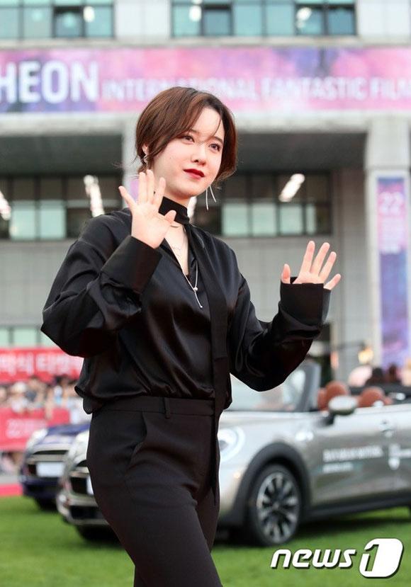 SAO MAKE OVER: Đức Phúc trang điểm trắng bệch - Lệ Hằng lộ mặt sần sùi kém sắc-7