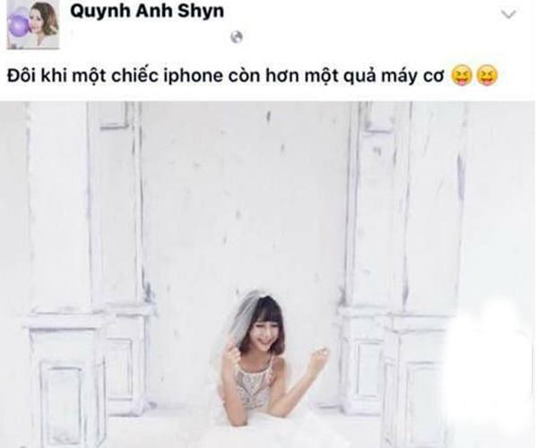 Không lâu sau đó khi ra về, hot girl đăng tải bức ảnh với nội dung: “Đôi khi một chiếc iPhone còn hơn một máy cơ”. Thái độ này của Quỳnh Anh khiến ê-kíp bất bình.