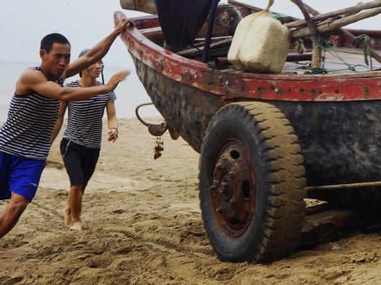 Cấm biển, hoãn họp để chống bão số 3 - Sơn Tinh