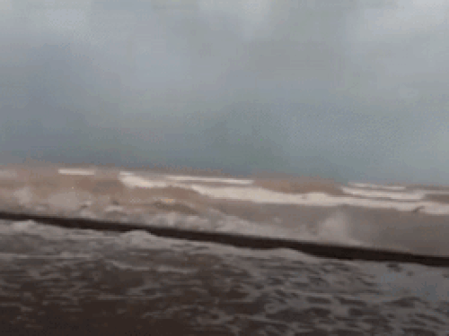 Sóng tràn vào bờ biển Quất Lâm trước bão số 3