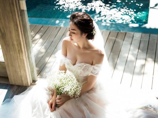 Á hậu Tú Anh giấu kín váy cưới để gây bất ngờ cho bạn trai