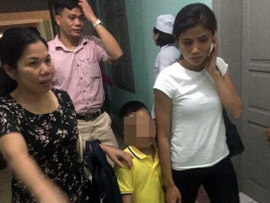 Vụ trao nhầm con ở Ba Vì: Đã thống nhất mức bồi thường với bệnh viện, 2 gia đình trao trả lại con