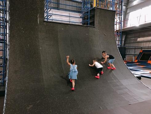 Ly Kute thích thú quay clip con trai hóa thành vịt con chơi đùa dưới mưa-9