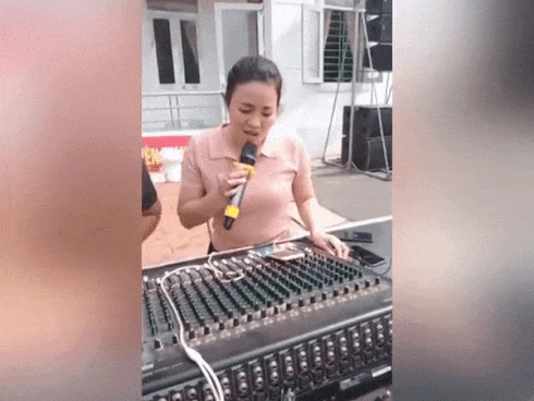 Chàng trai khiếm thị gây sốt khi cất giọng thử micro-1