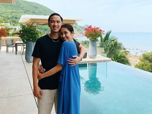 Tăng Thanh Hà rạng rỡ ôm chặt ông xã trong khoảnh khắc 'tình bể bình'