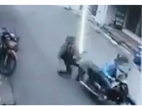 Clip tên cướp đi cùng gái xinh truy sát nữ nhân viên bán quần áo ở Đắk Lắk-8