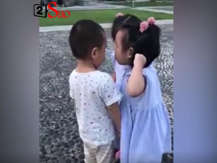 Chết cười với biểu cảm dễ thương của cô bé khi gặp hai ông bố giống nhau-1