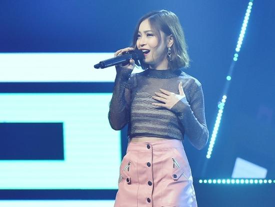 Bị Hương Tràm chê thậm tệ, bạn gái U23 Quang Hải dừng chân tại 'The Debut'