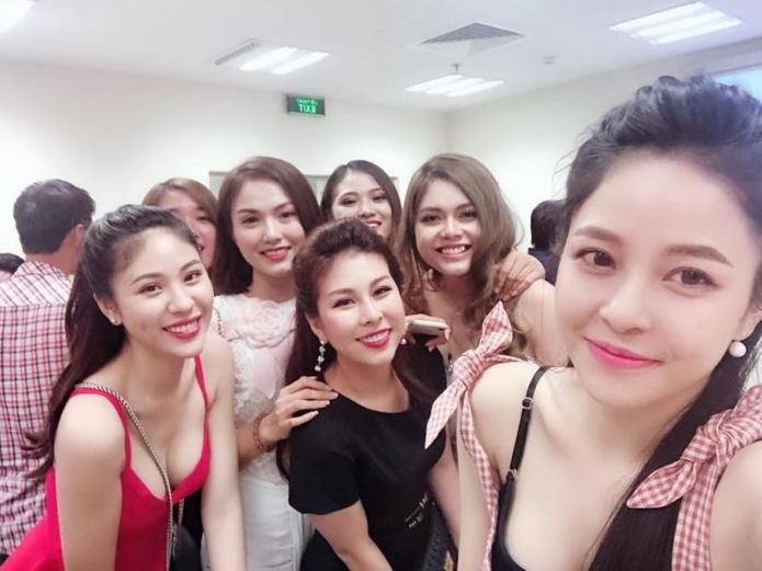 2 mẫu lookbook giống chị em sinh đôi mới nổi tại Sài Gòn-11