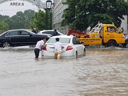 Hà Nội ngập nặng, hàng loạt ôtô chết máy