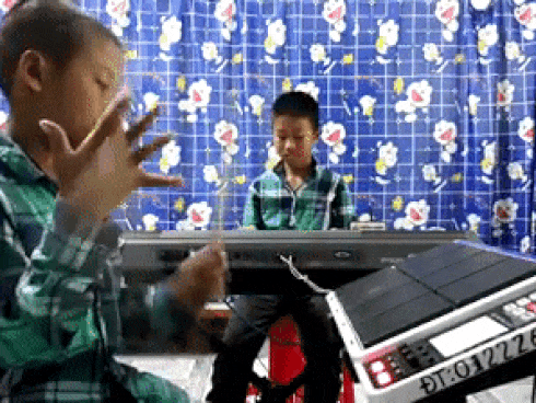 Cặp anh em nghèo chơi nhạc thần sầu ở Khánh Hòa tái xuất làm dậy sóng cộng đồng mạng