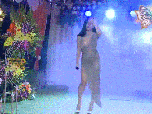 'Quẩy' nhiệt tình khi hát trong đám cưới, cô gái xinh đẹp khiến khách mời 'nóng mắt' vì thân hình quá gợi cảm