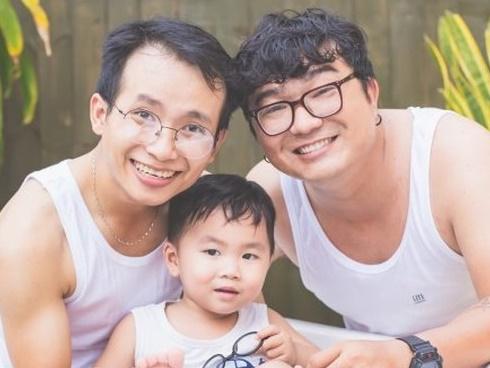 Chuyện tình yêu 'không muốn nói trước sau này' của cặp đôi đồng tính nam từng gây sốt với bộ ảnh 'gia đình' dễ thương