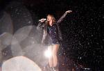 Dầm mưa hát và nhảy suốt gần 2 tiếng: hãy bảo vệ sức khỏe của mình chứ, Taylor Swift!