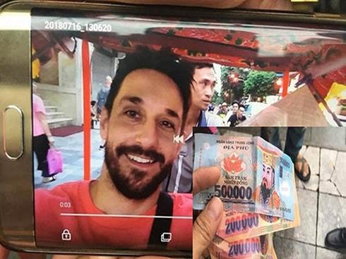 Lái xe taxi trả tiền âm phủ cho khách Tây có phải chịu trách nhiệm hình sự?