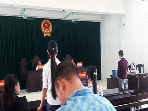 Vết sẹo cuộc đời của cô bé 11 tuổi phải làm mẹ vì bị hiếp dâm