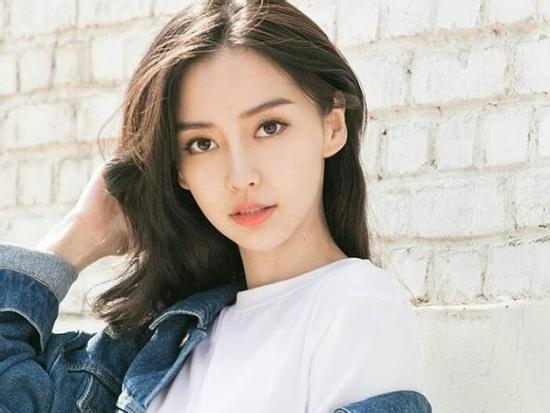 Gái một con Angela Baby mix đồ cực đơn giản mà gái đôi mươi còn phải âm thầm học lỏm