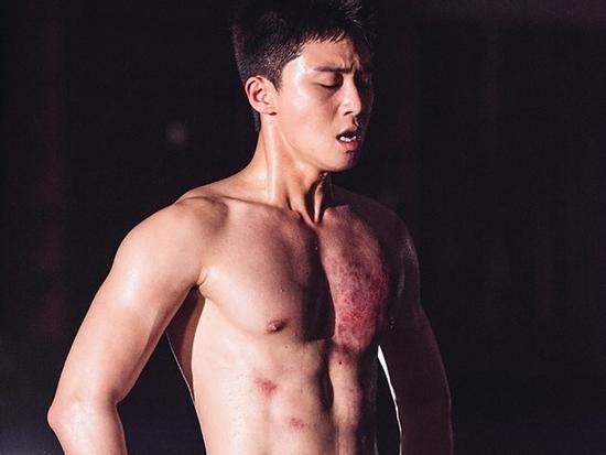Park Seo Joon - phó chủ tịch nhiệt huyết với việc khoe thân thể từ phim này qua phim khác