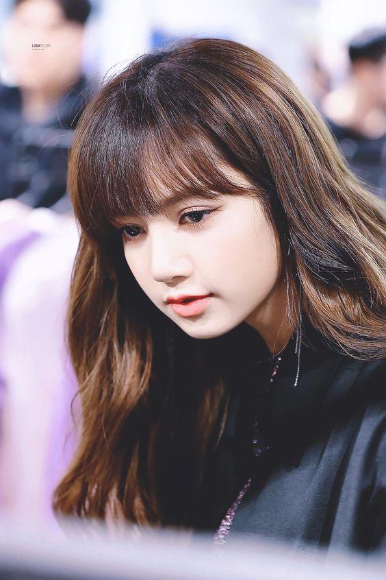 Nghìn sắc thái đáng yêu đến lụi tim của nữ hoàng meme Lisa - Black Pink-2