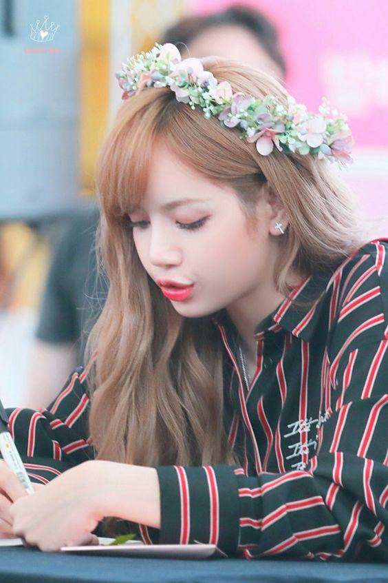 Nghìn sắc thái đáng yêu đến lụi tim của nữ hoàng meme Lisa - Black Pink-4