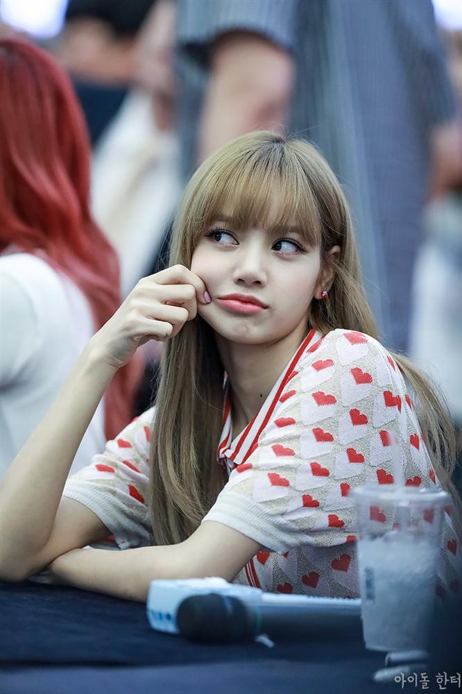Nghìn sắc thái đáng yêu đến lụi tim của nữ hoàng meme Lisa - Black Pink-8