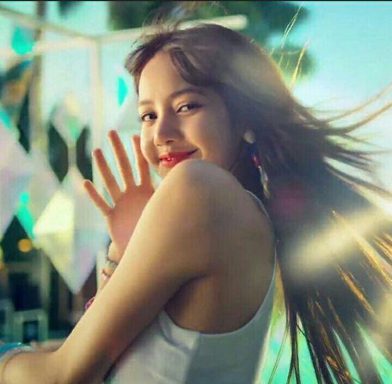 Nghìn sắc thái đáng yêu đến lụi tim của nữ hoàng meme Lisa - Black Pink-9