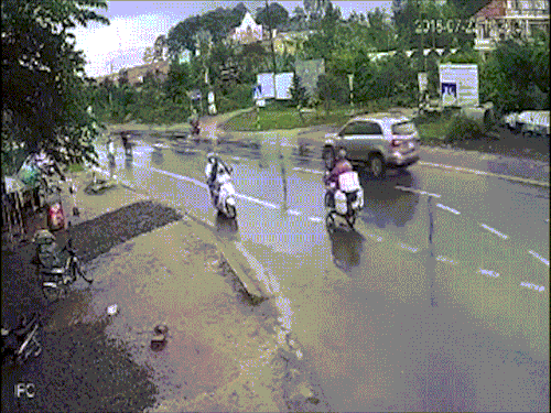 Clip: 3 thanh niên đi xe máy tốc độ 'xé gió', 2 người tử vong tại chỗ