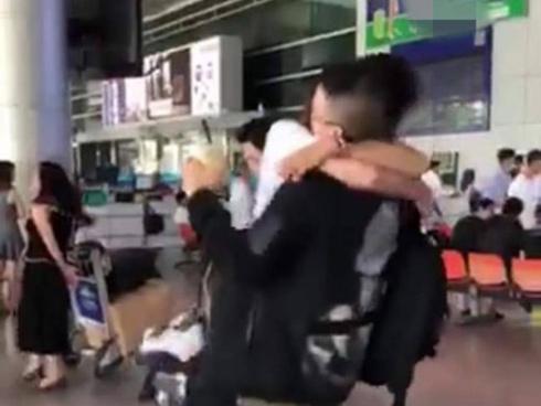 Bạn gái Huỳnh Anh về nước động viên người yêu giữa 'bão' scandal?