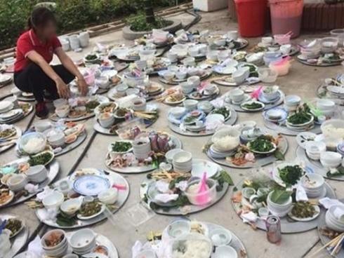 Ngồi thẫn thờ trước cả 'sân bát' đang chờ dọn rửa, cô gái được dân mạng khuyên can: 'Bỏ lại, đi về!'