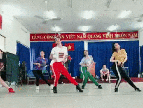 Sau khóa huấn luyện 'bẻ thẳng thành cong', BB Trần trổ tài đi giày cao gót tập nhảy 'Talk to me' của Chi Pu