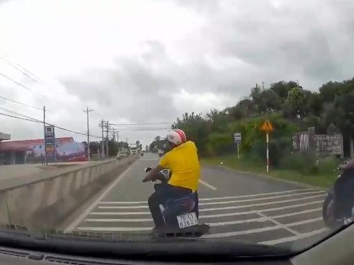 Cô gái rụng trứng với màn lái xe đu đa đu đưa của bạn trai-3