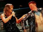 Taylor Swift bị vũ công ngáng chân, trượt ngã trên sân khấu