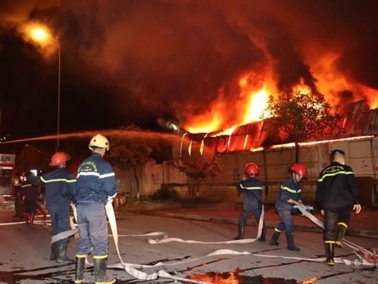 Hàng trăm người chữa cháy chợ Gạo trong đêm