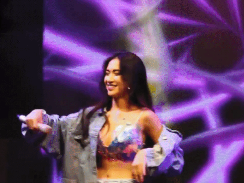 Diện bikini hát ca khúc mới, Hòa Minzy lộ thân hình gầy trơ xương sườn