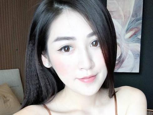 Á hậu Tú Anh diện áo hai dây khoe da trắng nõn