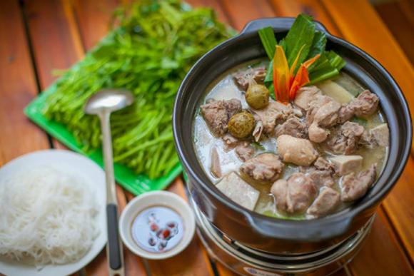 Vịt om sấu: Một món ăn truyền thống của Việt Nam với hương vị đặc trưng, vịt om sấu sẽ làm bạn đắm chìm trong thế giới ẩm thực truyền thống của đất nước. Hãy thưởng thức những hình ảnh về món ăn này, tìm hiểu cách chế biến để có thể thưởng thức vị ngon đặc trưng của vịt om sấu.