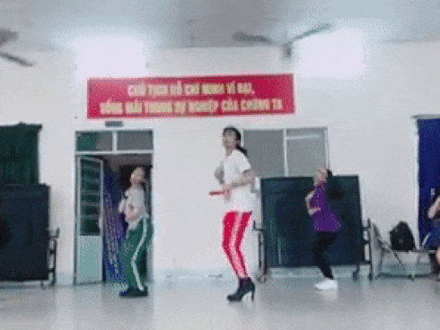 Hết đi giày cao gót nhảy 'Talk to me', BB Trần lại bỏ bùa fans khi biến hit của Bích Phương thành bản dance chuyên nghiệp