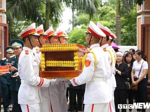 Tiễn đưa phi công máy bay Su-22 về quê nhà: 'Cho mẹ ôm con trai lần cuối'