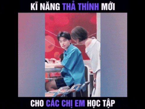 Vừa đàn vừa hát cực hay để thả thính tuyển phi công nhưng người xem chỉ chú ý đến nhan sắc của nữ chính-1