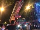 Cứu 5 người trong căn nhà bốc cháy giữa đêm ở Hà Nội
