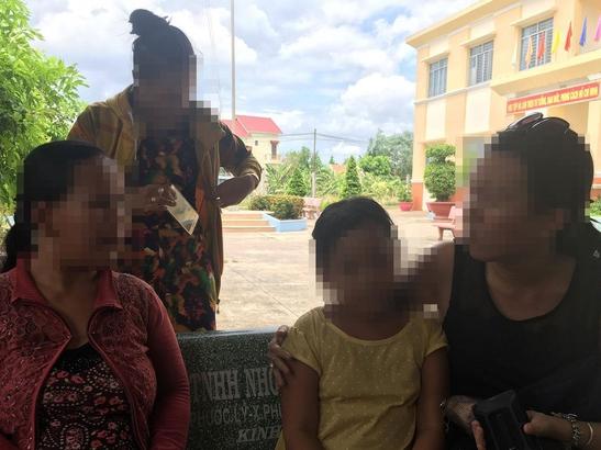 Cha đồi bại xâm hại con gái bị vợ bắt tại trận