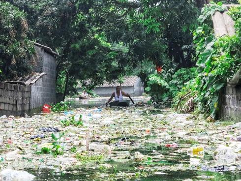 Người dân ngoại thành Hà Nội chật vật với rác sau mưa lũ