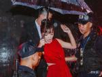 Bích Phương suýt ngã khi biểu diễn 'Bùa yêu' dưới trời mưa