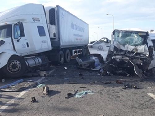 Chú rể và 12 người đi rước dâu tử vong khi xe khách đâm xe container ở Quảng Nam