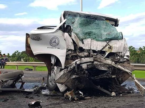 Tài xế xe đầu kéo phát hiện ôtô rước dâu loạng choạng trước tai nạn