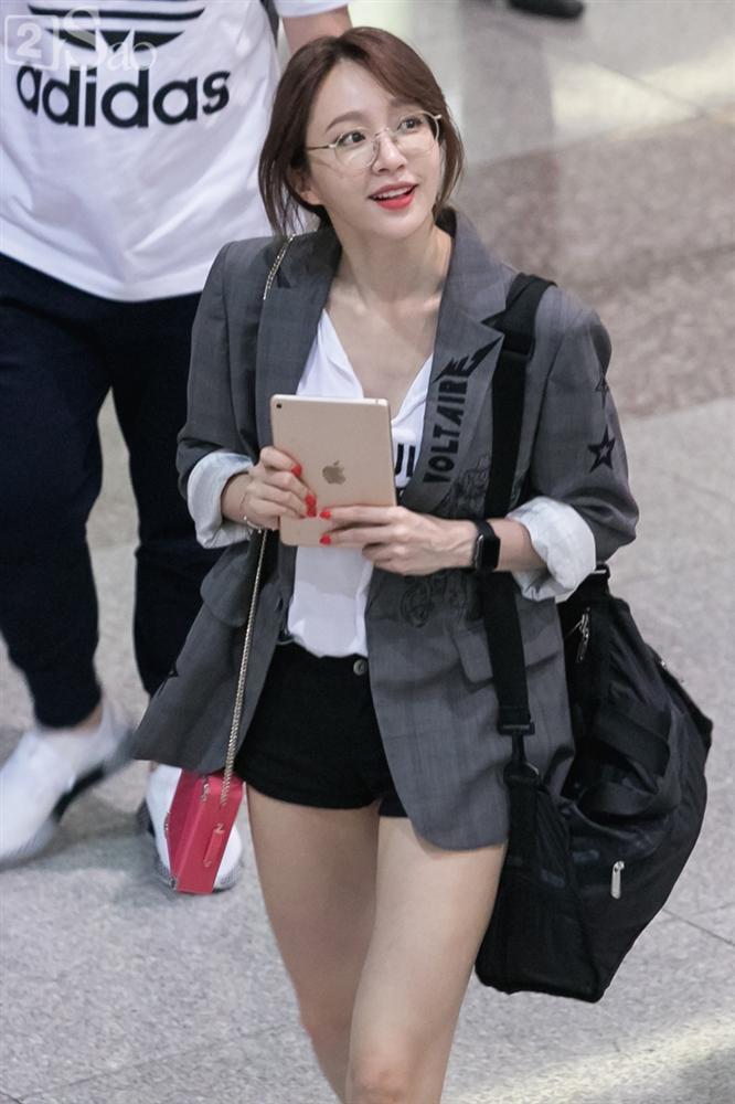 STREET STYLE SAO HÀN: DJ Soda khoe body không chút mỡ thừa - TaeYeon diện đầm như mang bầu-5