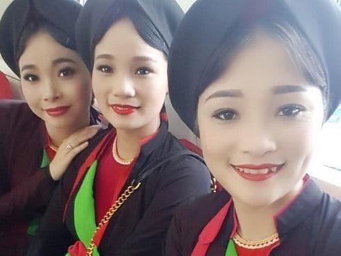 Dàn thiếu nữ được khen xinh đẹp khi mặc áo tứ thân, chít khăn mỏ quạ