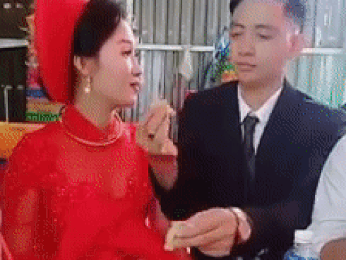 Clip ấm lòng ngày cưới: Chú rể tận tình bóc thức ăn đút cho cô dâu