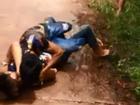 Hai chàng trai đánh nhau giữa đường mưa bẩn vì cùng bị một cô gái 'cắm sừng'